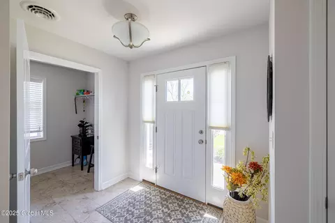 117 Paddock Cir, Schenectady, NY 12306 photo 2