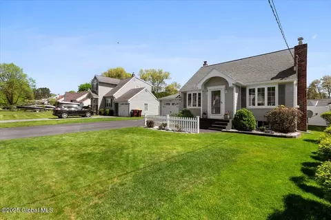 1049 Eugene Dr, Schenectady, NY 12303 photo 2