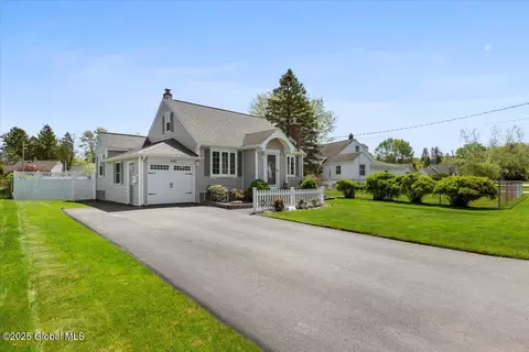 1049 Eugene Dr, Schenectady, NY 12303 photo 4