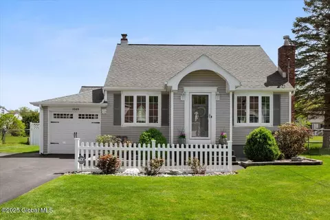 1049 Eugene Dr, Schenectady, NY 12303 photo 3