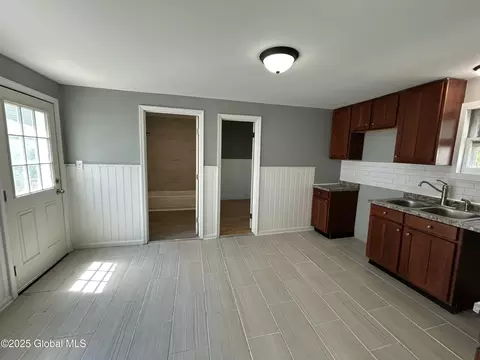 802 Davis Ter, Schenectady, NY 12303 photo 5