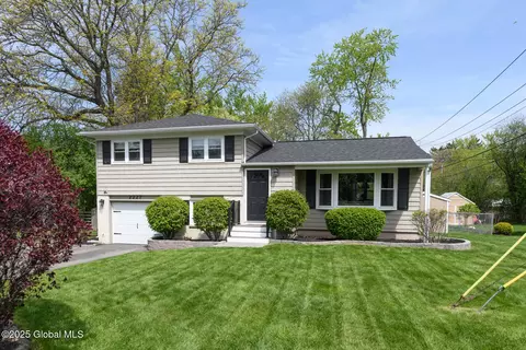 2227 Webster Dr, Niskayuna, NY 12309