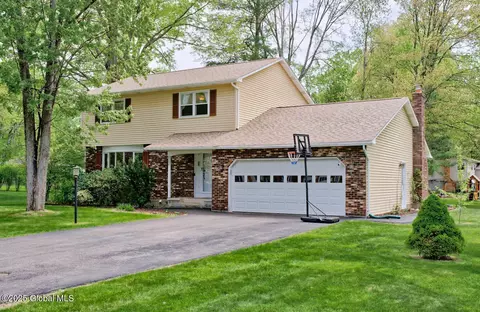 708 Hampshire Seat, Niskayuna, NY 12309