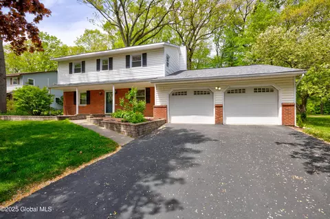 43 Brookline Dr, Clifton Park, NY 12065
