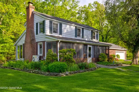 11 Dutchtown Rd, Saugerties, NY 12477