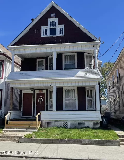 82 Robinson St, Schenectady, NY 12304