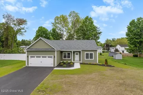 4 Berry Dr, Queensbury, NY 12804