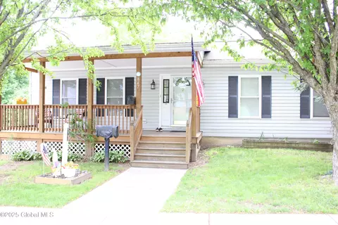 847 3rd St, Rensselaer, NY 12144