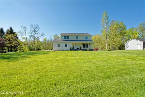 2 Queensbury Ct, Clifton Park, NY 12065