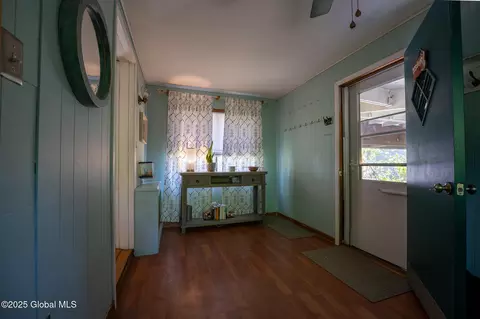 Entry Way - 8 Pineridge Pl, Delmar, NY 12054 photo 2 of 5