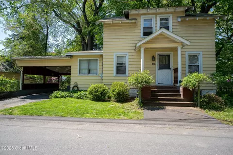 8 Pineridge Pl, Delmar, NY 12054