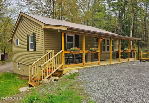 2 Whippoorwill Ln, Hague, NY 12836