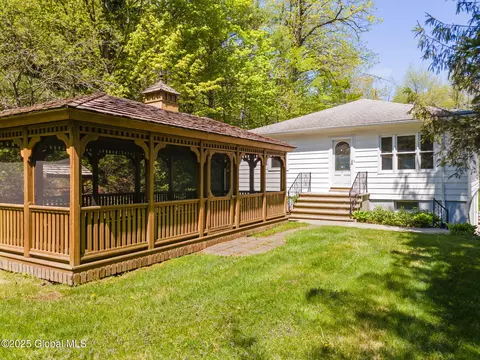 29 Wolf Hill Rd, Voorheesville, NY 12186