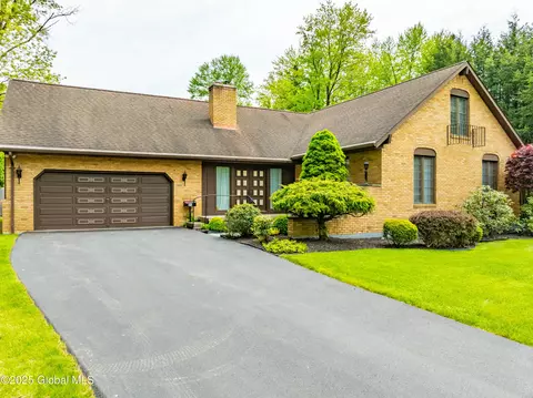25 Henkes Ln, Latham, NY 12110
