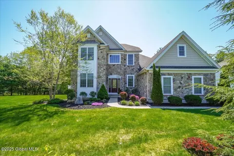 71 Stone Crest Dr, Mechanicville, NY 12118