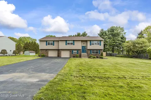 22 Cedarwood Dr, Ballston Lake, NY 12019