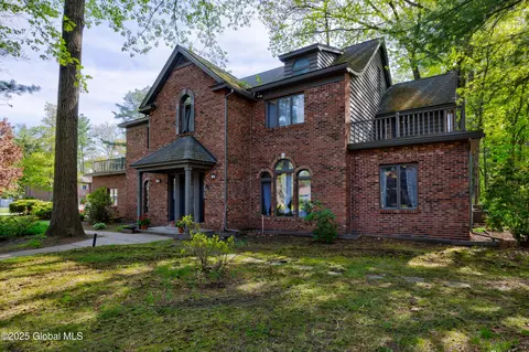 404 Sutton Pl Pl, Albany, NY 12203