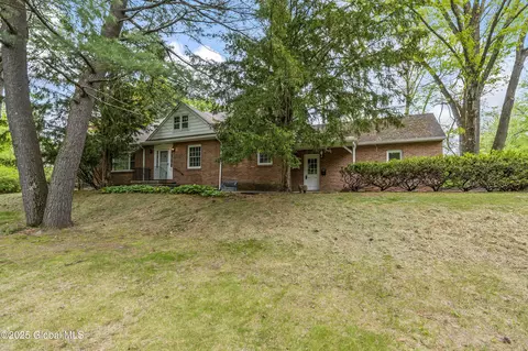 801 Londonderry Rd, Schenectady, NY 12309