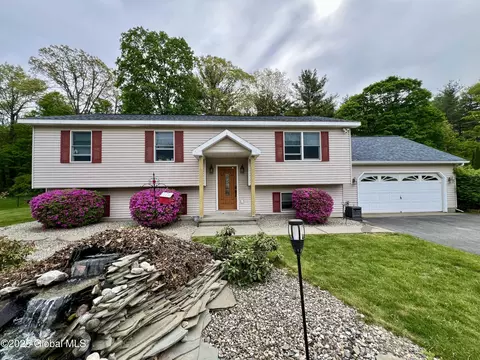 25 Hilton Dr, South Glens Falls, NY 12803
