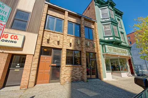 79 3rd St, Troy, NY 12180