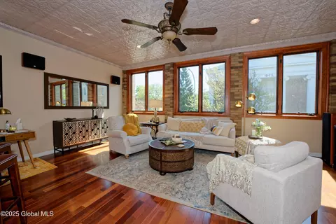 79 3rd St, Troy, NY 12180 photo 4