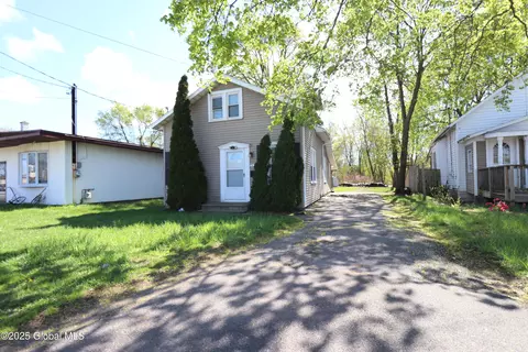 2633 Hamburg St, Schenectady, NY 12303