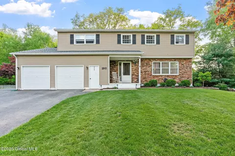 1040 Gates Dr, Rotterdam, NY 12306
