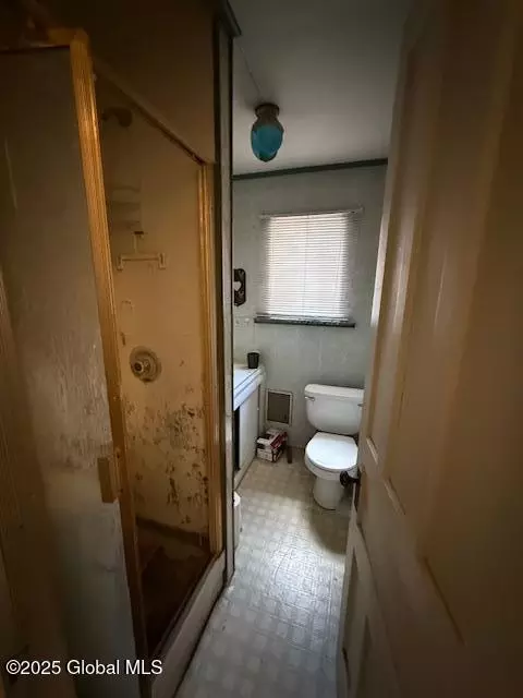 Bath - 1237 Glenwood Blvd, Schenectady, NY 12308 photo 1 of 2