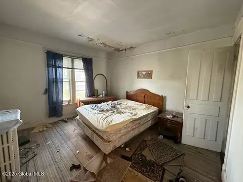 Bedroom - 1237 Glenwood Blvd, Schenectady, NY 12308 photo 2 of 6
