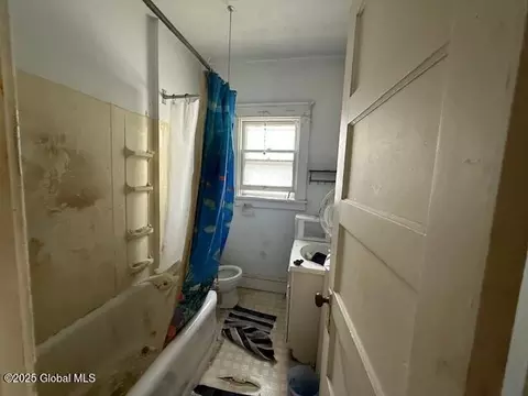 Bath - 1237 Glenwood Blvd, Schenectady, NY 12308 photo 2 of 2