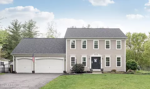 41 Egmont Ct, Delmar, NY 12054