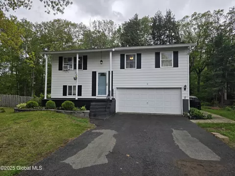 31 Whipple Tree Rd, Ballston Spa, NY 12020