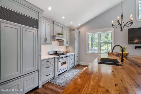 Kitchen - 93 Font Grove Rd, Slingerlands, NY 12159 photo 3 of 4
