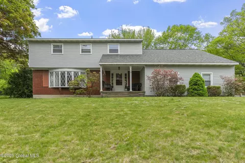 15 Oaktree Ln, Schenectady, NY 12309