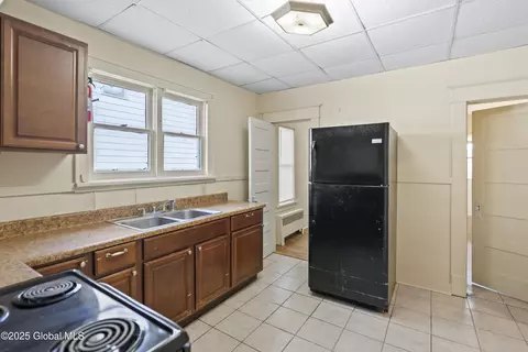 Entry Way - 892 Maplewood Ave, Schenectady, NY 12303 photo 1 of 2