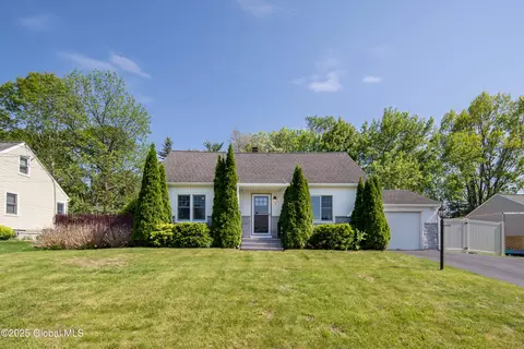 3 Hayner Hts, Halfmoon, NY 12065