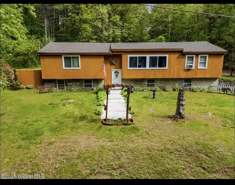 11 Dean Dr, Queensbury, NY 12804