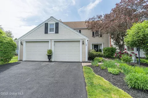 26 St Agnes Ln, Albany, NY 12211