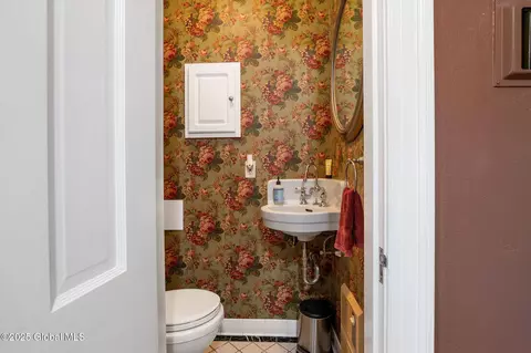 Bath - 1435 Lowell Rd, Schenectady, NY 12308 photo 1 of 8