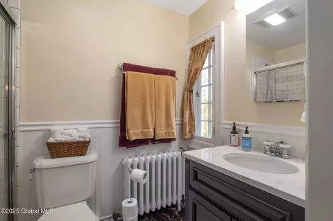 Bath - 1435 Lowell Rd, Schenectady, NY 12308 photo 2 of 8