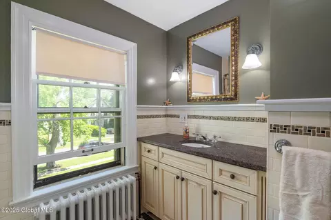 Bath - 1435 Lowell Rd, Schenectady, NY 12308 photo 5 of 8