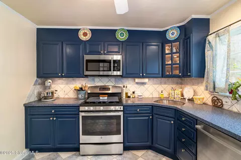 Kitchen - 1435 Lowell Rd, Schenectady, NY 12308 photo 4 of 5