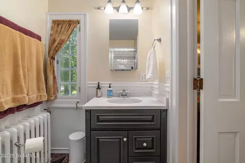 Bath - 1435 Lowell Rd, Schenectady, NY 12308 photo 3 of 8