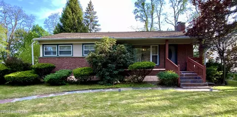 6 Kenyon Dr, Albany, NY 12205