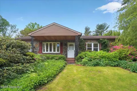 3 Hillandale Dr, Ballston Lake, NY 12019