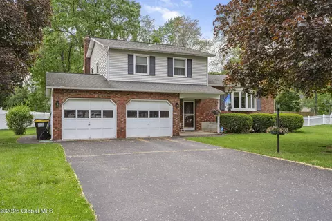 711 Hampshire Seat, Schenectady, NY 12309