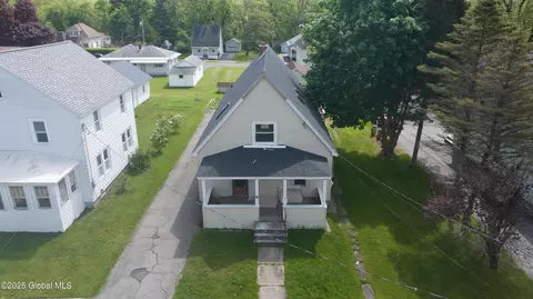 8 Rosewood Ave, Johnstown, NY 12095