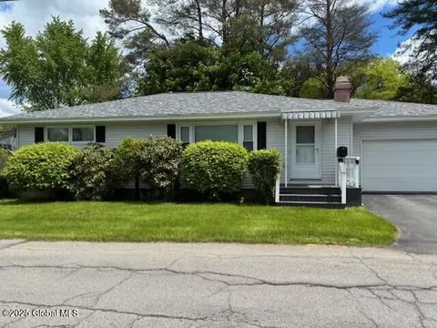 3 State Cir, Gloversville, NY 12078