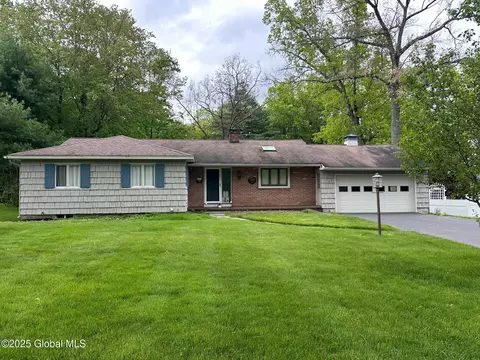 5 Wincrest Dr, Queensbury, NY 12804