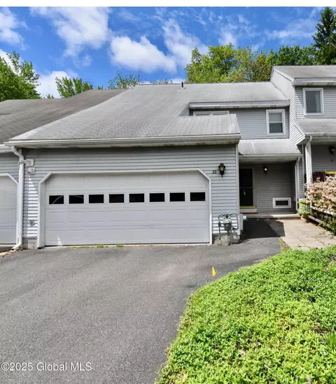 32 Mohawk Trl, Clifton Park, NY 12065